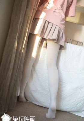 欧美明星街拍白色裙子_高清高清视频观看
